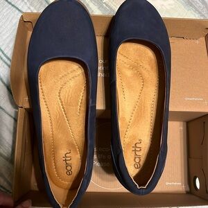 Earth navy flats like new
